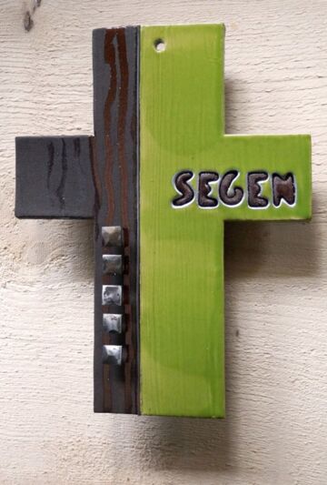 Ein Kreuz in zwei Farben: linke Seite: holzbraun, rechte Seite grasgrün, auf der rechten Seite steht das Wort "Segen". Foto: Martha Gahbauer, pfarrbriefservice.de