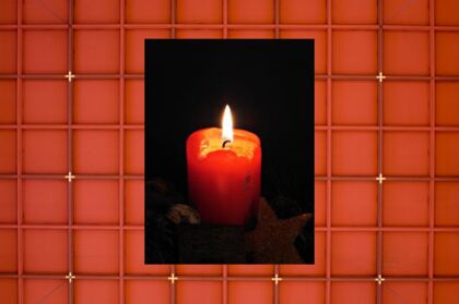 Bildcollage: 1 brennende Kerze zum 1. Advent. Hintergrund: Kirchendecke Sankt Familia