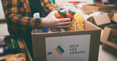 Helfende Hände packen Kartons mit Hilfsmitteln für die Menschen in der Ukraine