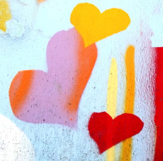 Mal brennt das Herz. Graffiti: bunte Herzen. Bild: Peter Weidemann, pfarrbriefservice.de