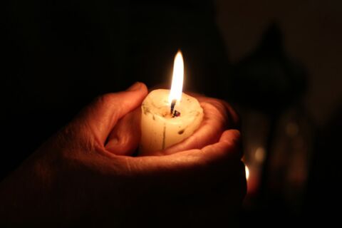 1. Advent, eine Kerze in der Hand. Foto: Peter Weidemann, pfarrbriefservice.de