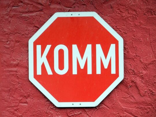Motiv "komm, folge mir nach" als Stopschild mit "komm" statt "stop". Foto: Friedbert Simon, pfarrbriefservice.de