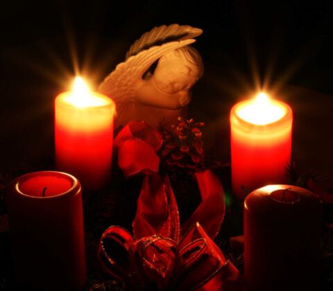 2 brennende Kerze zum 2. Advent. Foto: Hans Heindl, pfarrbriefservice.de